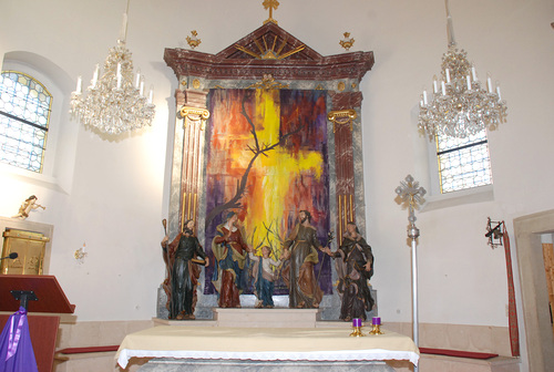 Fastentuch 'Licht der Hoffnung' der Schricker Bründlmola in der Pfarrkirche Schrick