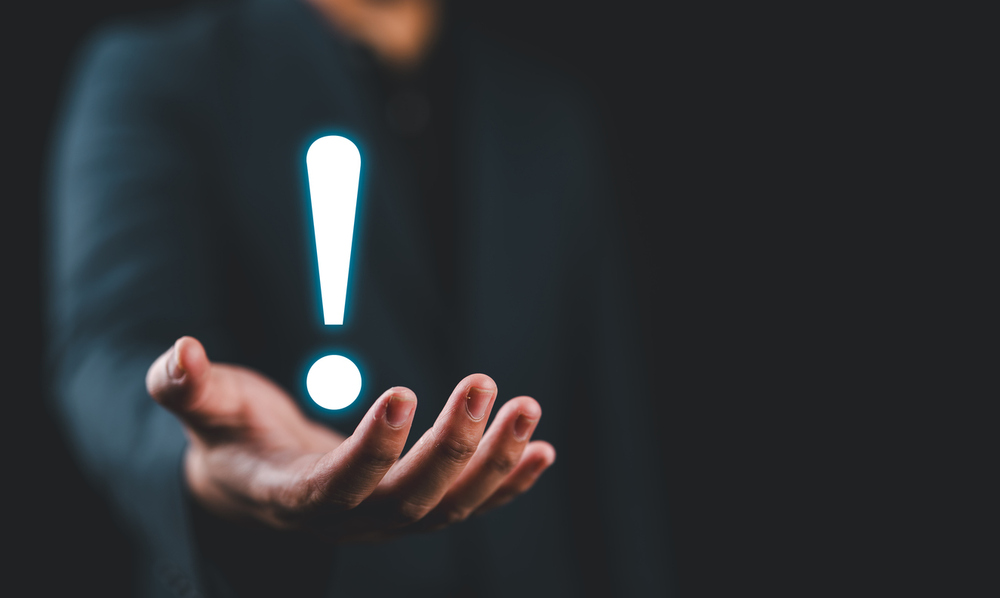 Ausrufezeichen über Hand